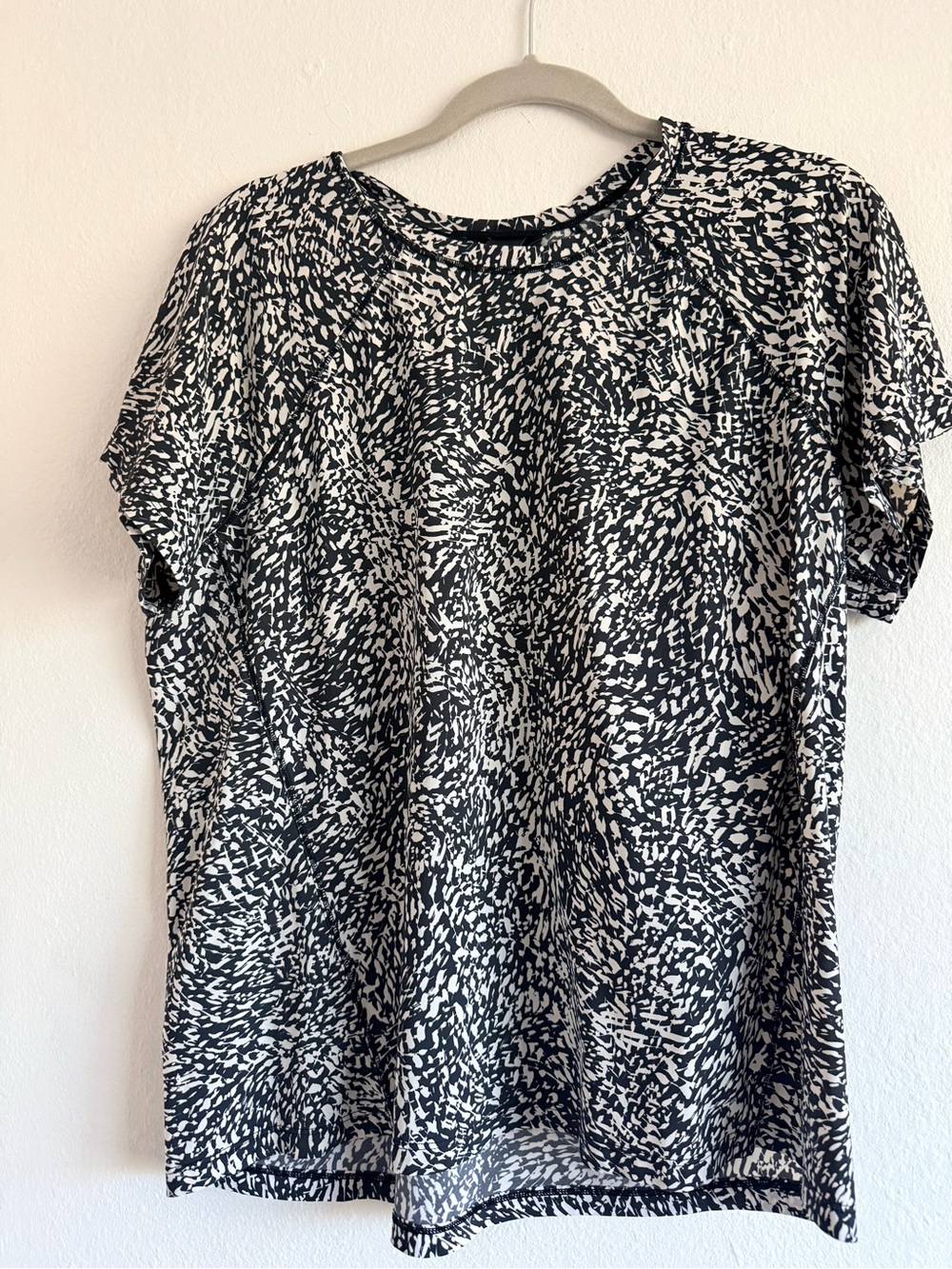 Athleta Ultimate Training Black & White Printed Short Sleeve Top